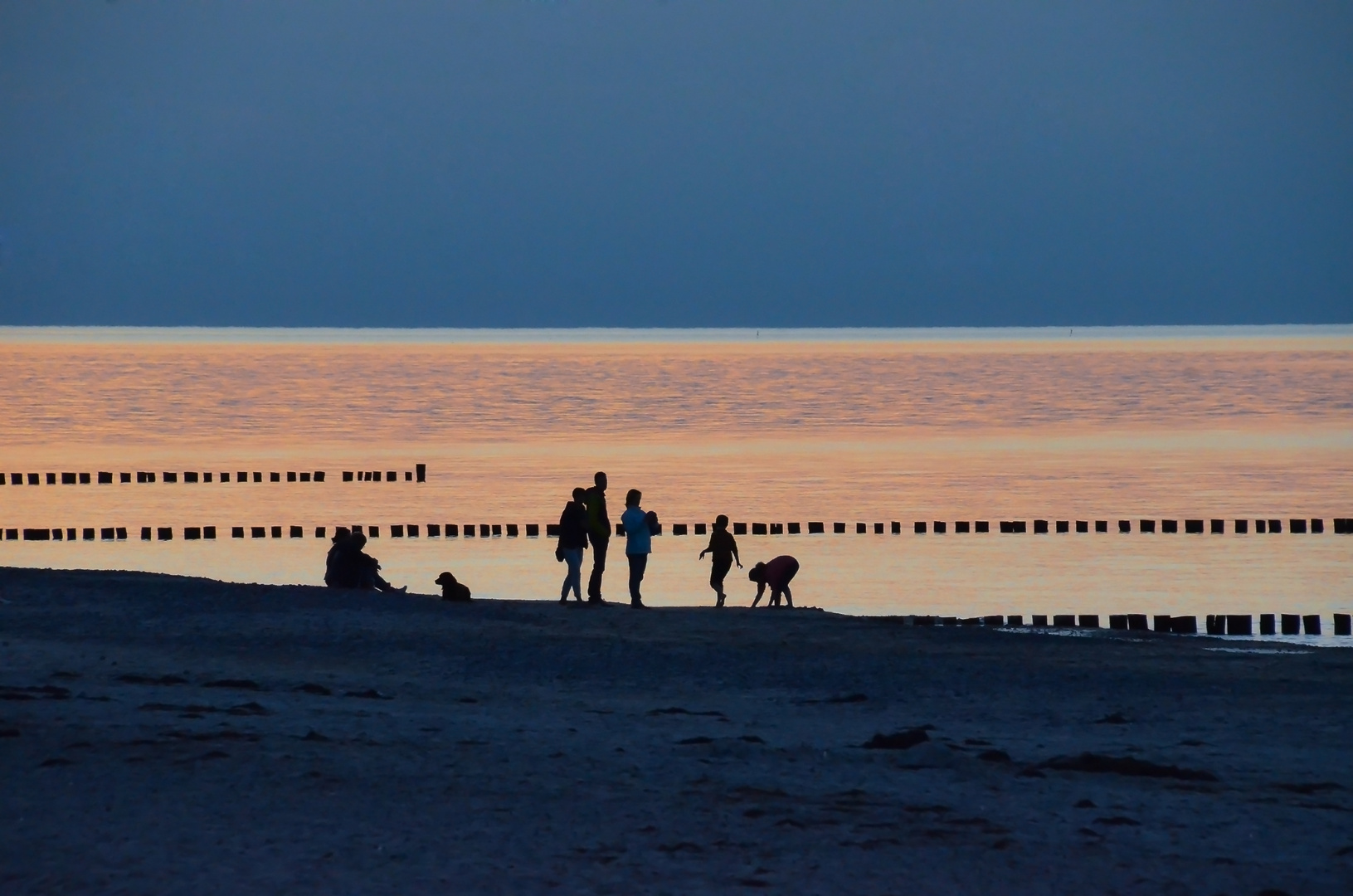 Strandleben-nach-Sonnenuntergang