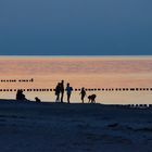 Strandleben-nach-Sonnenuntergang