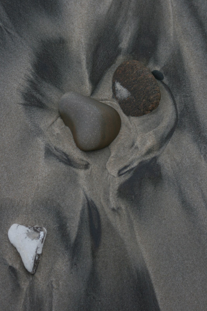 Strandmalerei mit vier Steinen, Vixsö Strand, Jütland, Dänemark