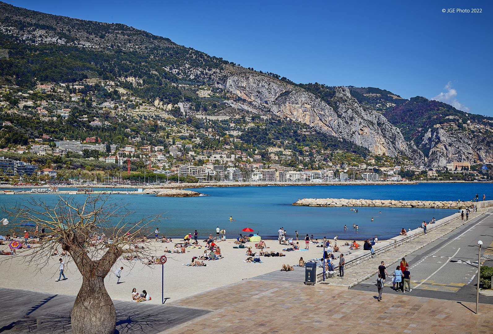 Strandmole in Menton