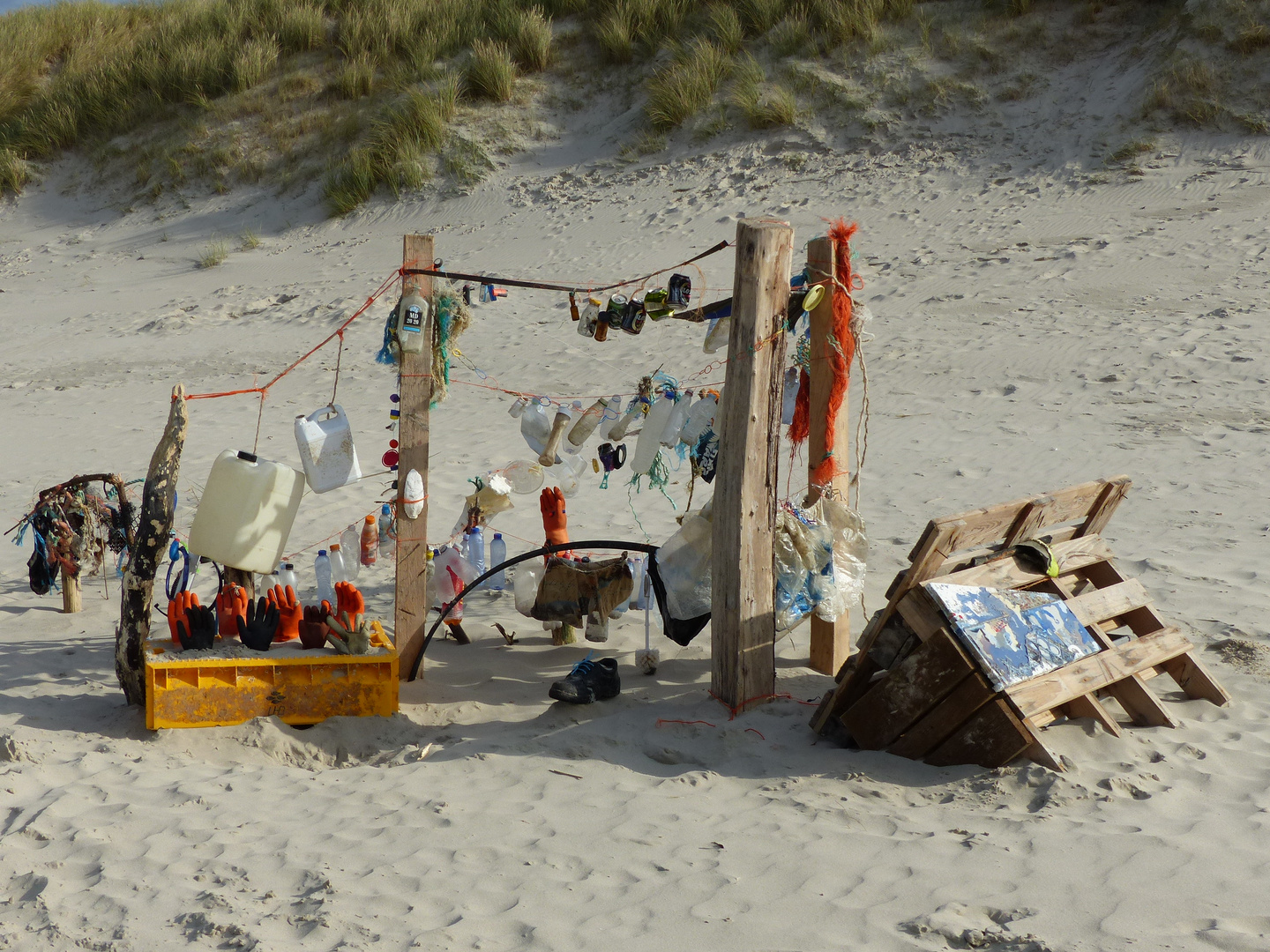 Strandmüll-Entsorgung als künstlerisches Mahnmal