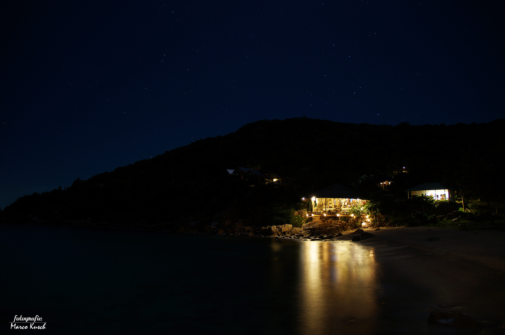 Strandparadies bei Nacht