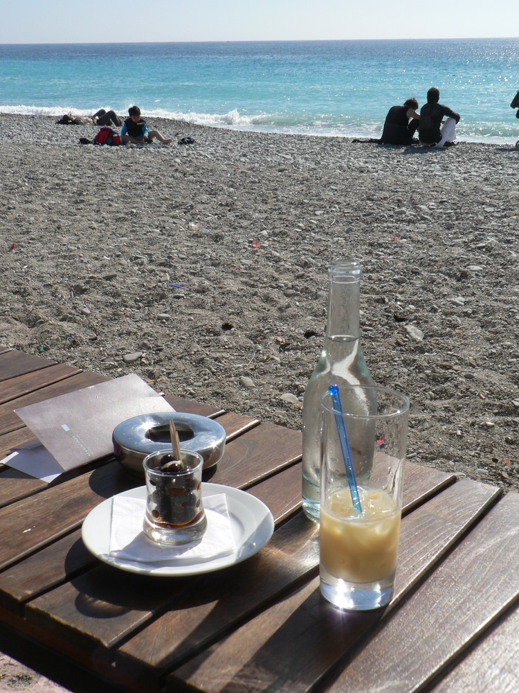 Strandpatis im Februar am Strand von Nizza