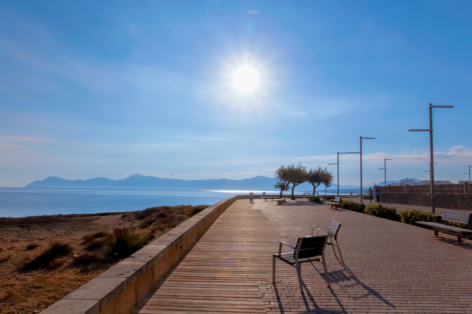 Strandpromenade beim Sonnenaufgang