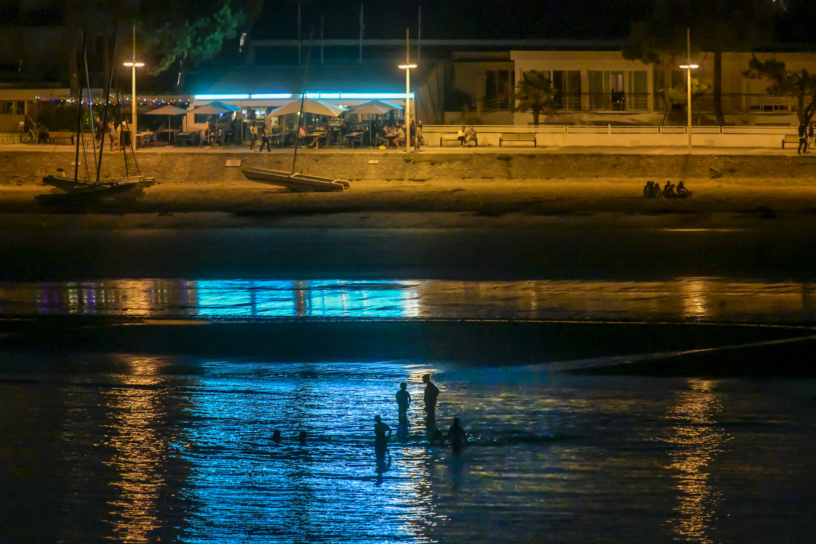 Strandpromenade Nauzan nachts Restaurant Spiegelung Stehpaddler 7224 web