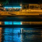 Strandpromenade Nauzan nachts Restaurant Spiegelung Stehpaddler 7224 web