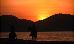 Strandreiter im Sonnenuntergang