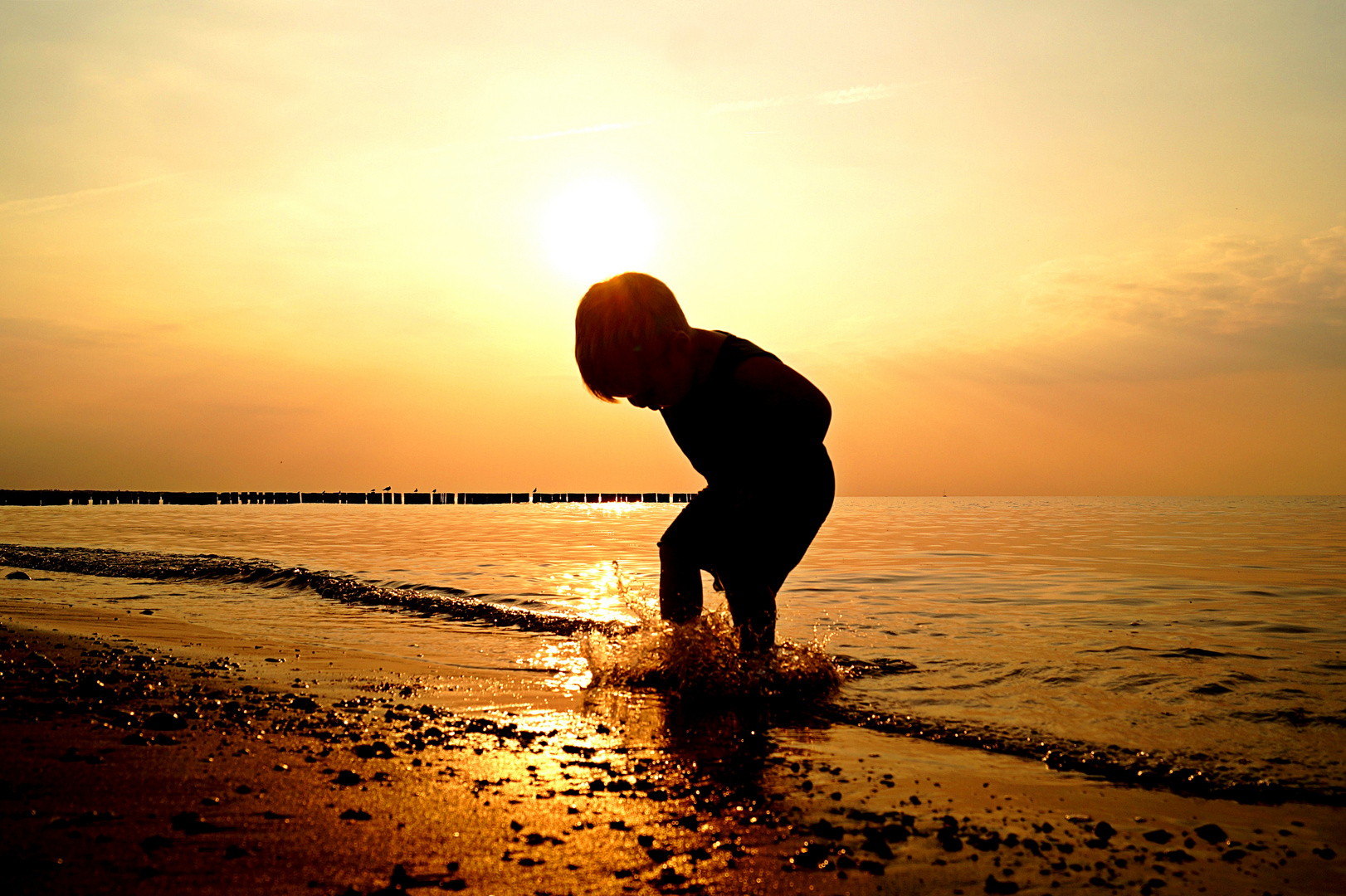 Strandspaß beim sonnenuntergang