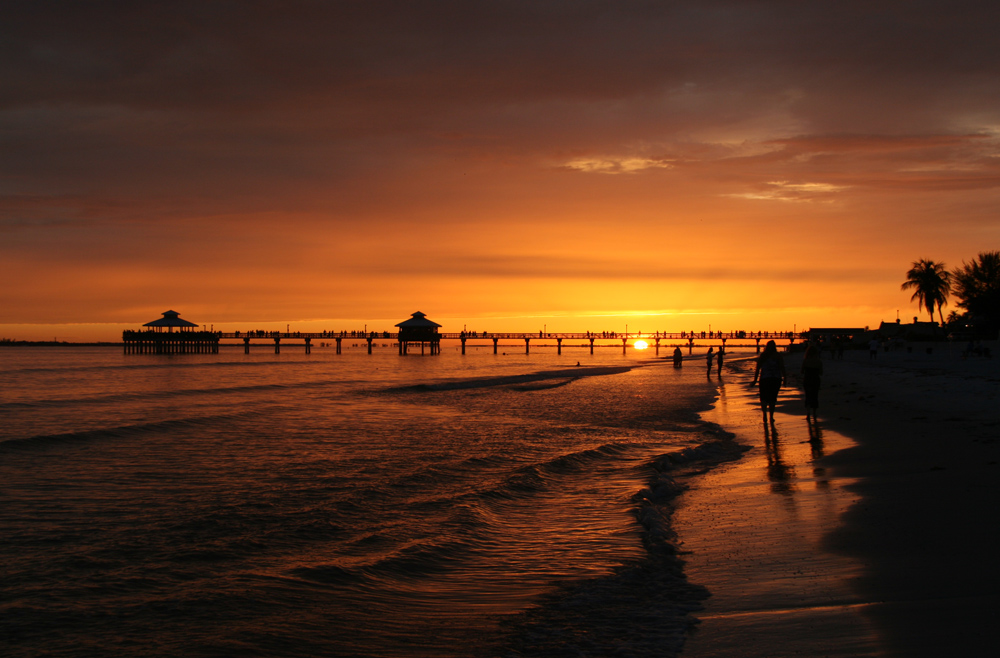 Strandspaziergang bei Sonnenuntergang