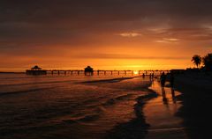 Strandspaziergang bei Sonnenuntergang