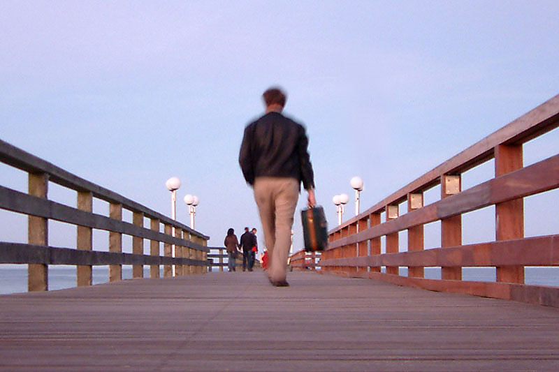 Strandspaziergang mit Koffer