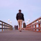 Strandspaziergang mit Koffer