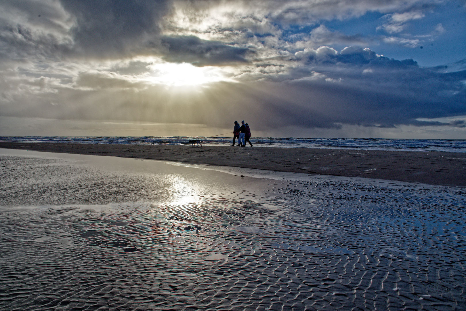 strandspaziergang nach der regenfront