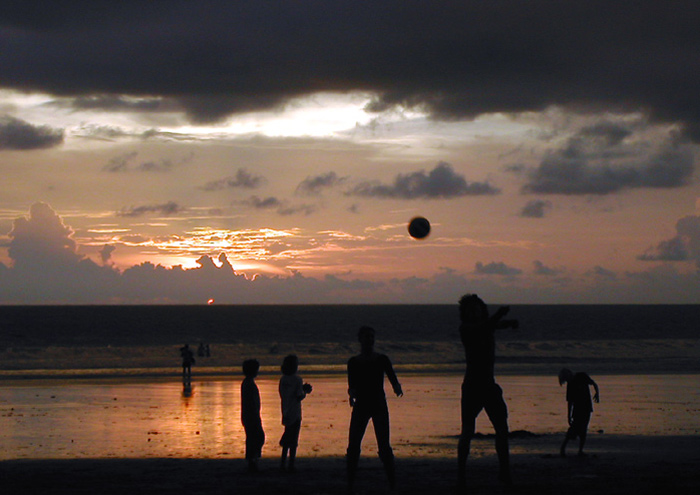 Strandspiele im Abendrot in Legian