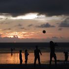 Strandspiele im Abendrot in Legian