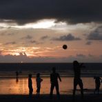 Strandspiele im Abendrot in Legian