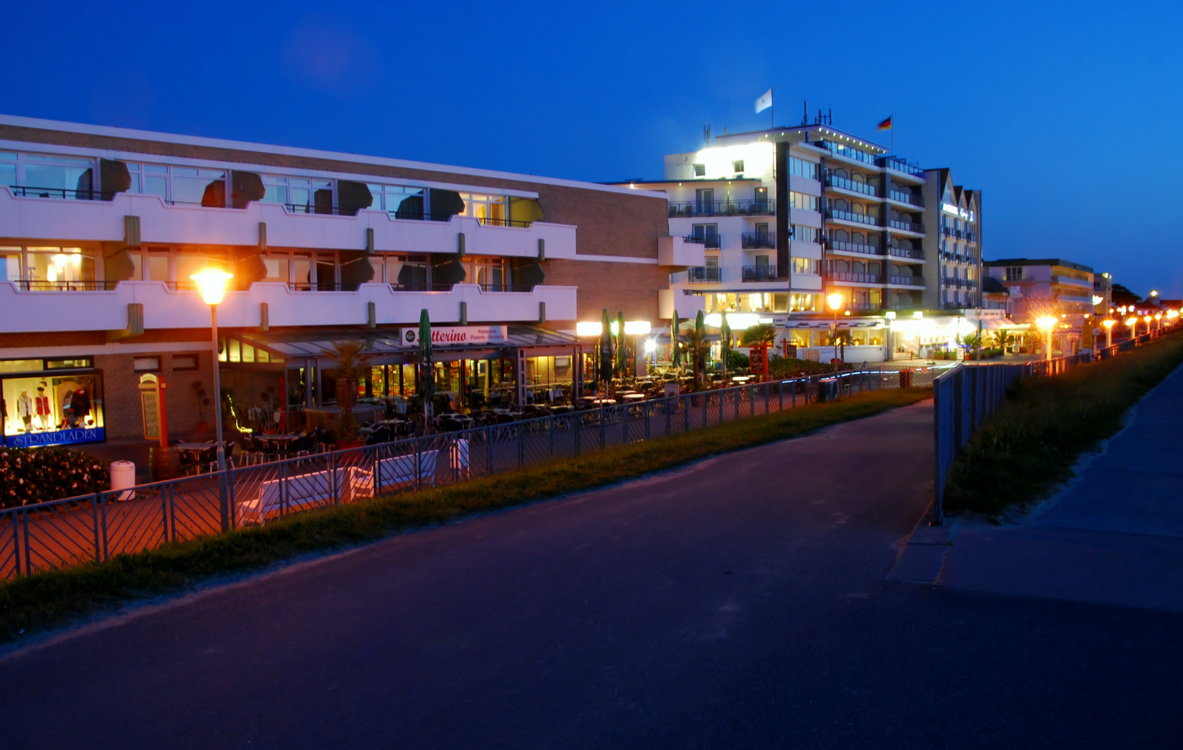 Strandstrasse am Abend