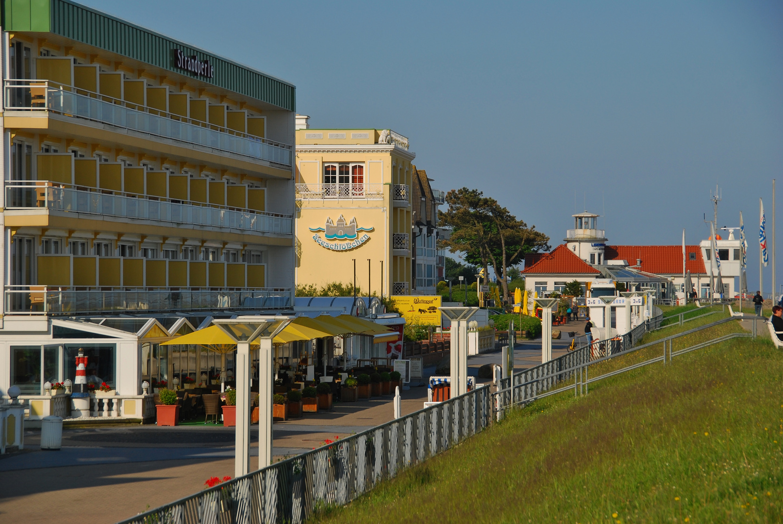 Strandstraße in der Morgensonne