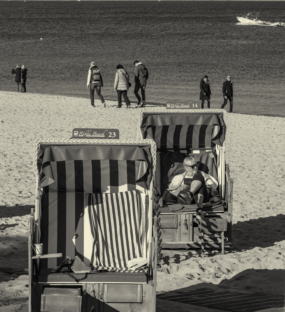 Strandszene an der Ostsee im Herbst