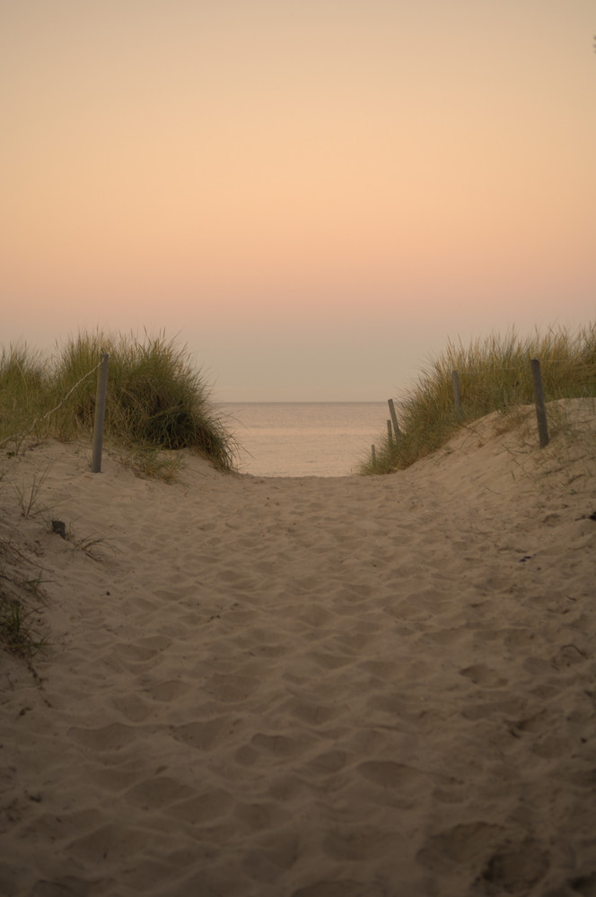 Strandübergang in letzten Licht