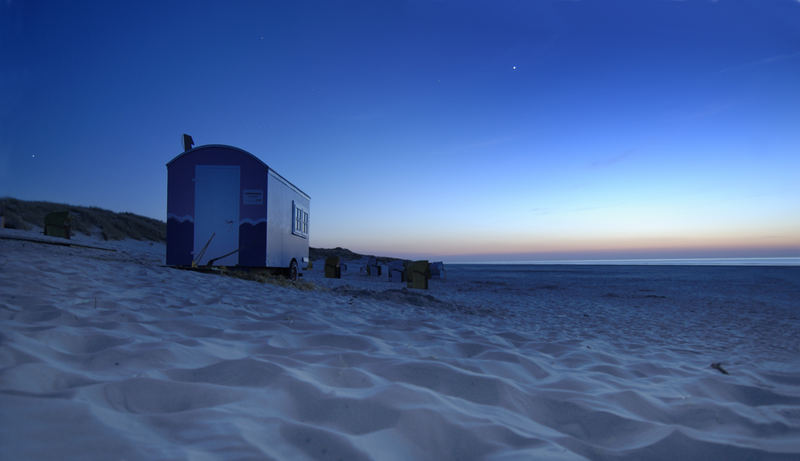 Strandwagen unter Abenhimmel