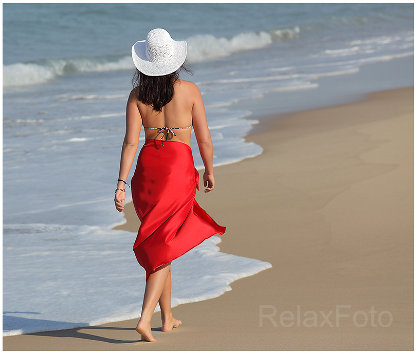 "Strandwanderung" - Junge Frau im roten Rock beim Strandspaziergang