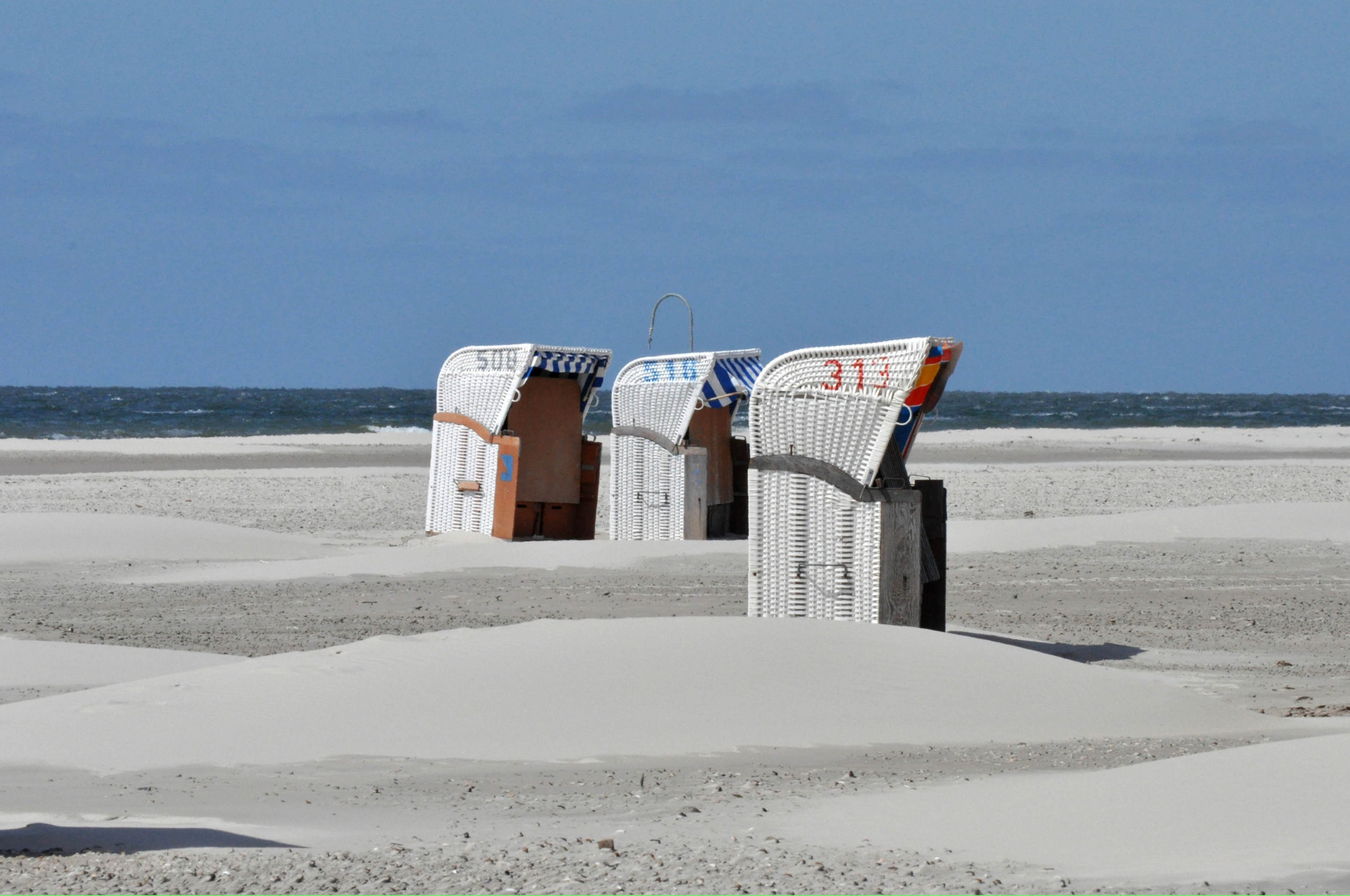 Strankörbe warten auf Urlauber