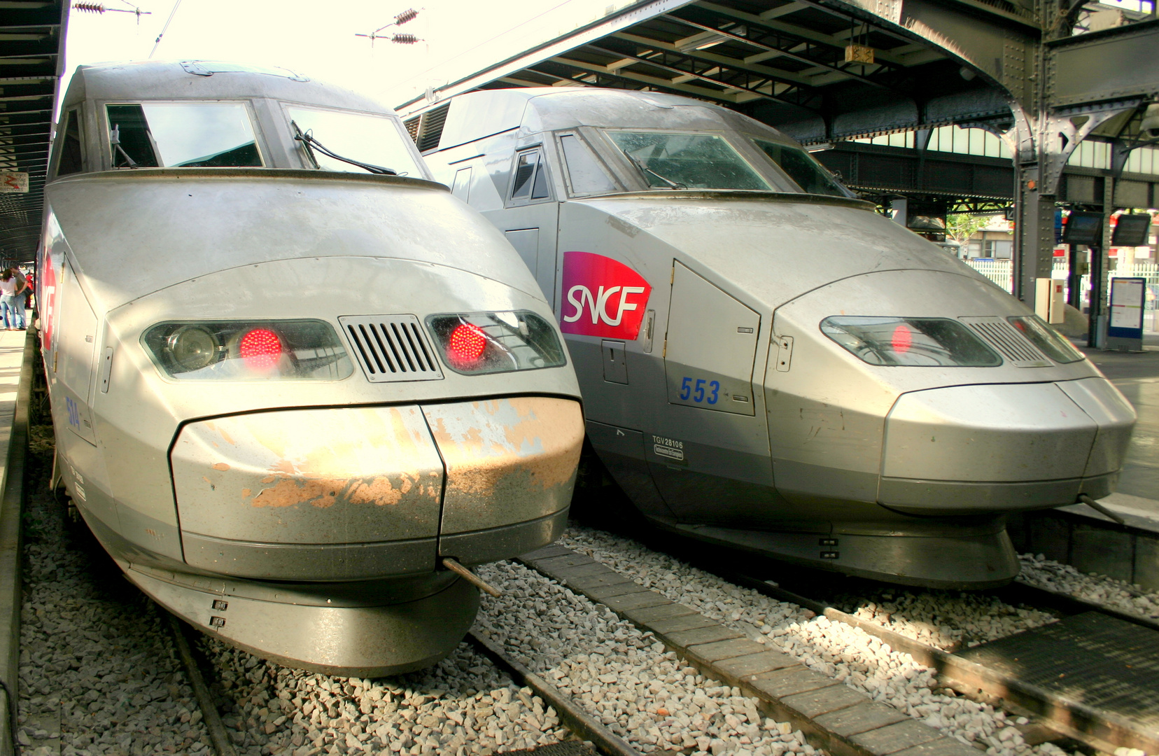 Strasbourg (F) -zwei TGV im Hauptbahnhof Strasbourg