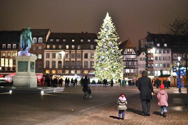 Strasbourg : le marché de Noël sur la place Kléber.