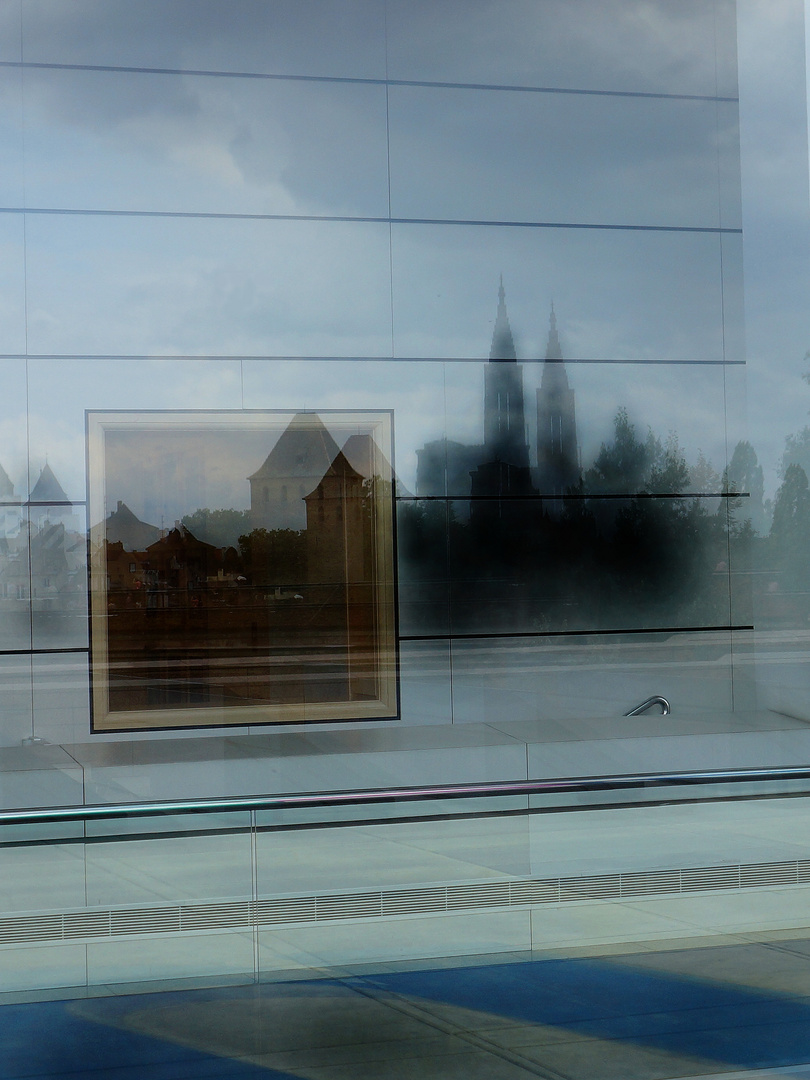 Strasbourg Münster, mit Petite France im Glas des Musée d'art moderne gespiegelt