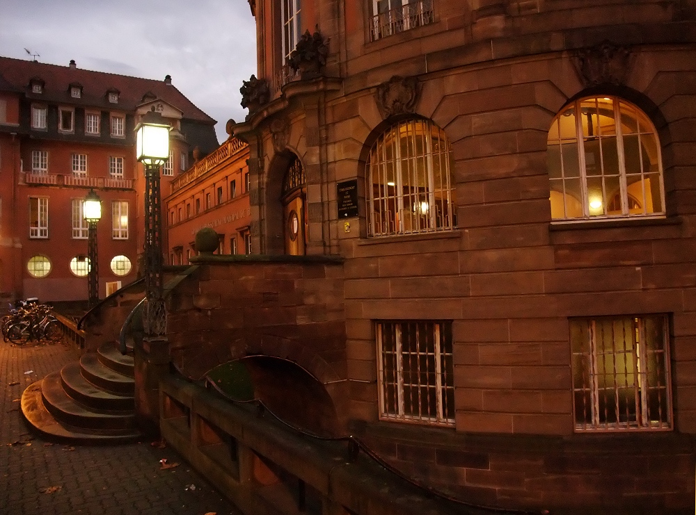 Straßburg, Gemeindebäder (Bains municipaux), am Abend: BESSER GROß SEHEN