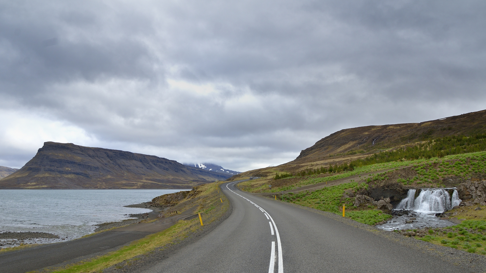 Strasse am Fjord