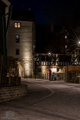 Strasse auf Schloss Burg bei Nacht
