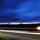 Straße bei Nacht mit Lichtspur