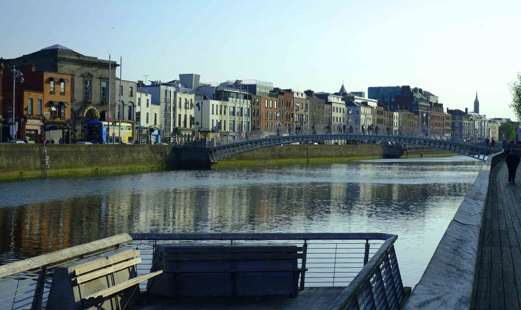 Straße & Brücke am Fluss in Dublin