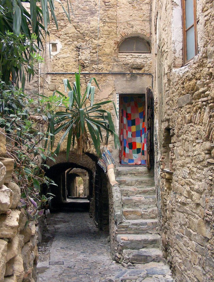 Straße durch Bussana vecchia