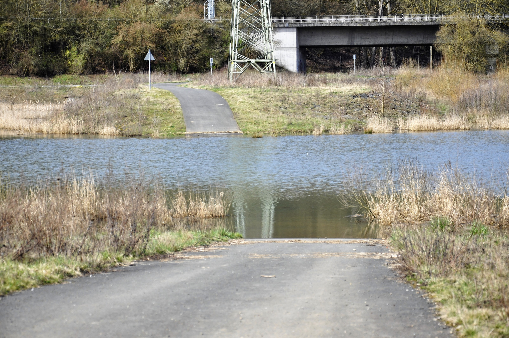 Straße durch den See