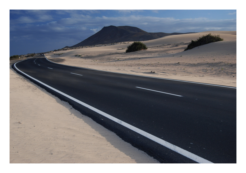 Straße durch die Dünen von Corralejo