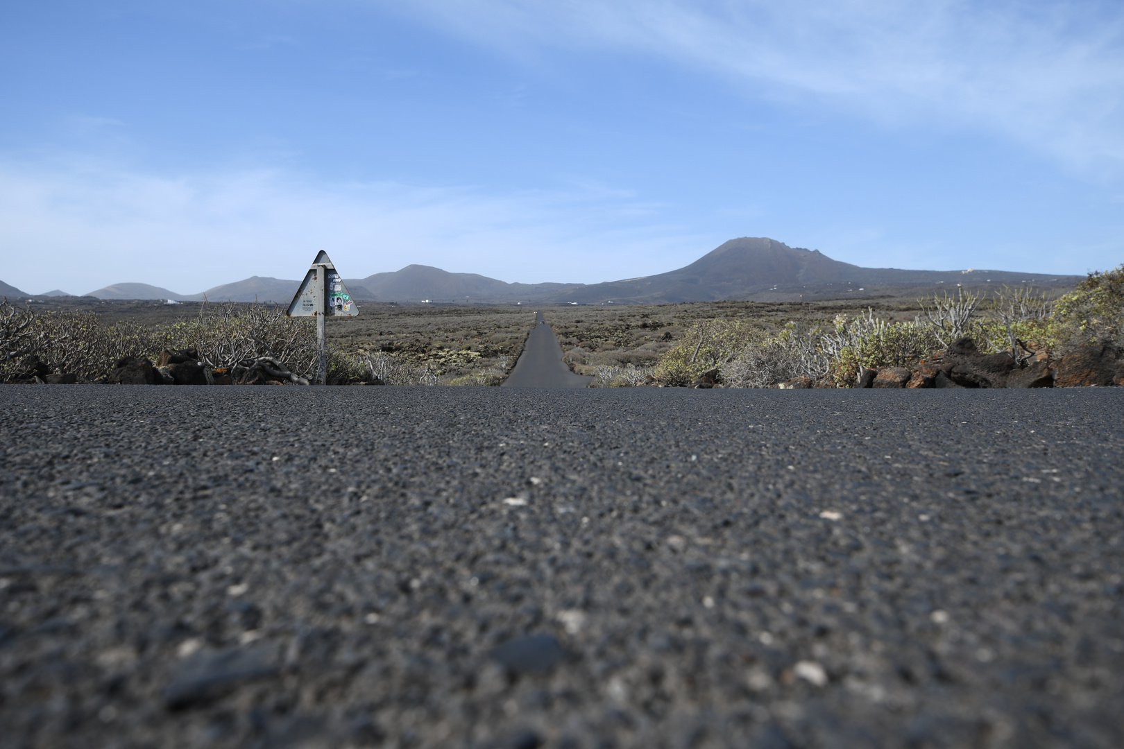 Straße durch Lava-Landschaften auf Lanzarote