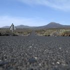 Straße durch Lava-Landschaften auf Lanzarote