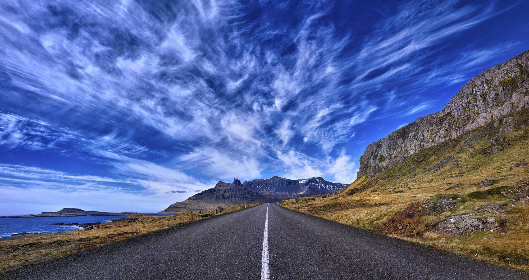 Strasse entlang der Ostfjorde in Island