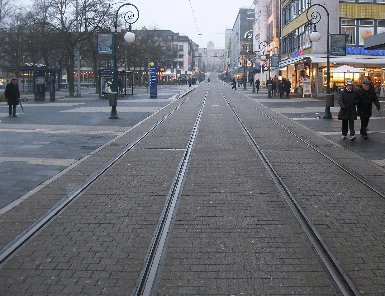 Straße gerade mal ohne Straßenbahn