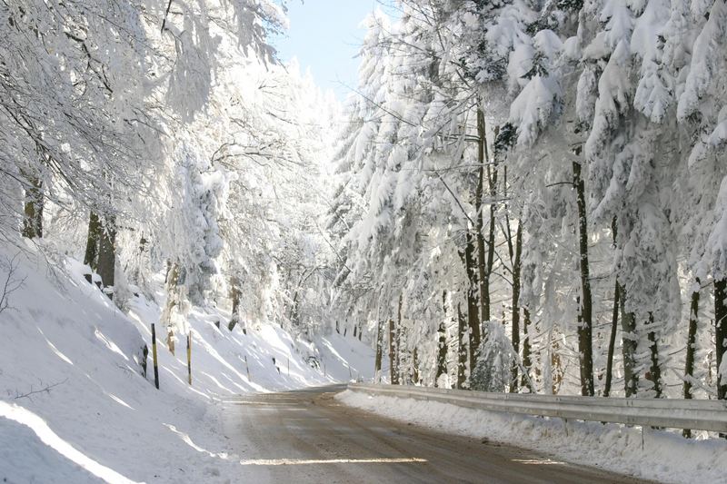 Straße im (durch) Schnee