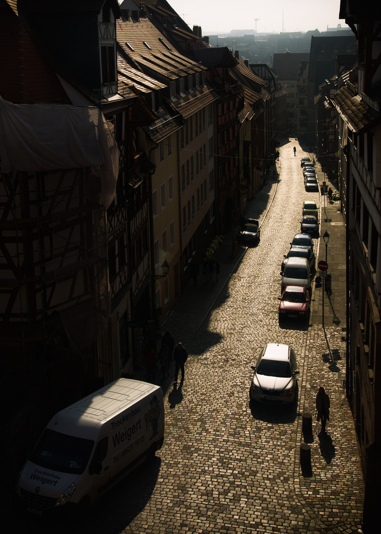 Straße im Gegenlicht