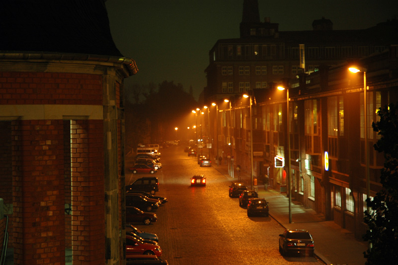 Strasse im Laternenlicht