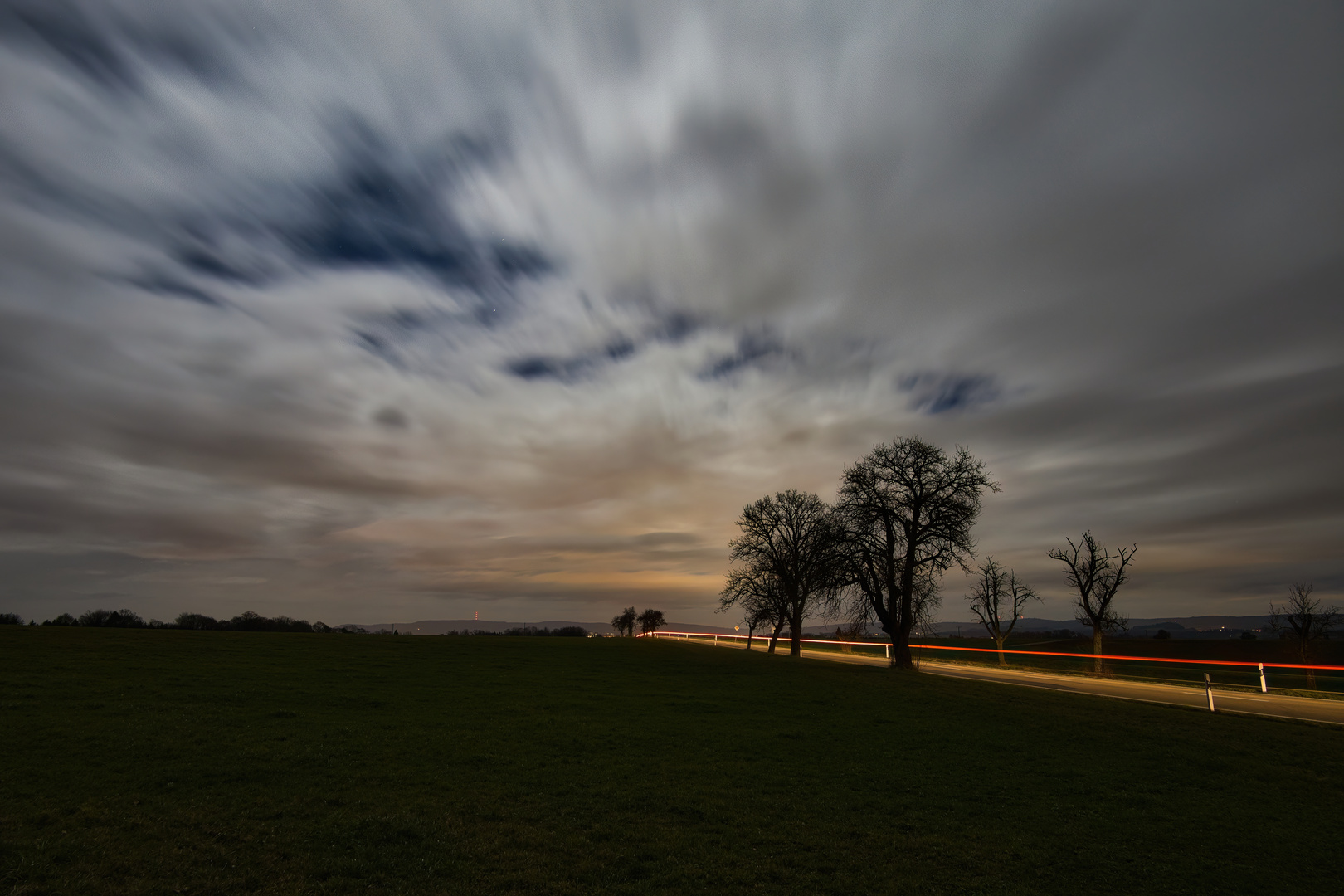 Straße im Mondlicht