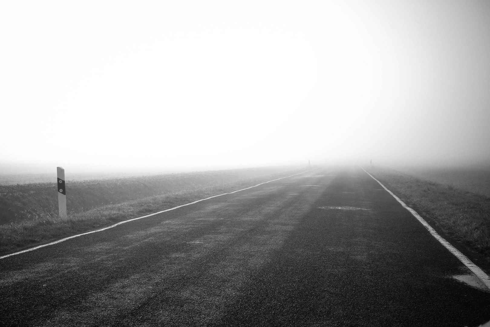 Straße im Morgennebel