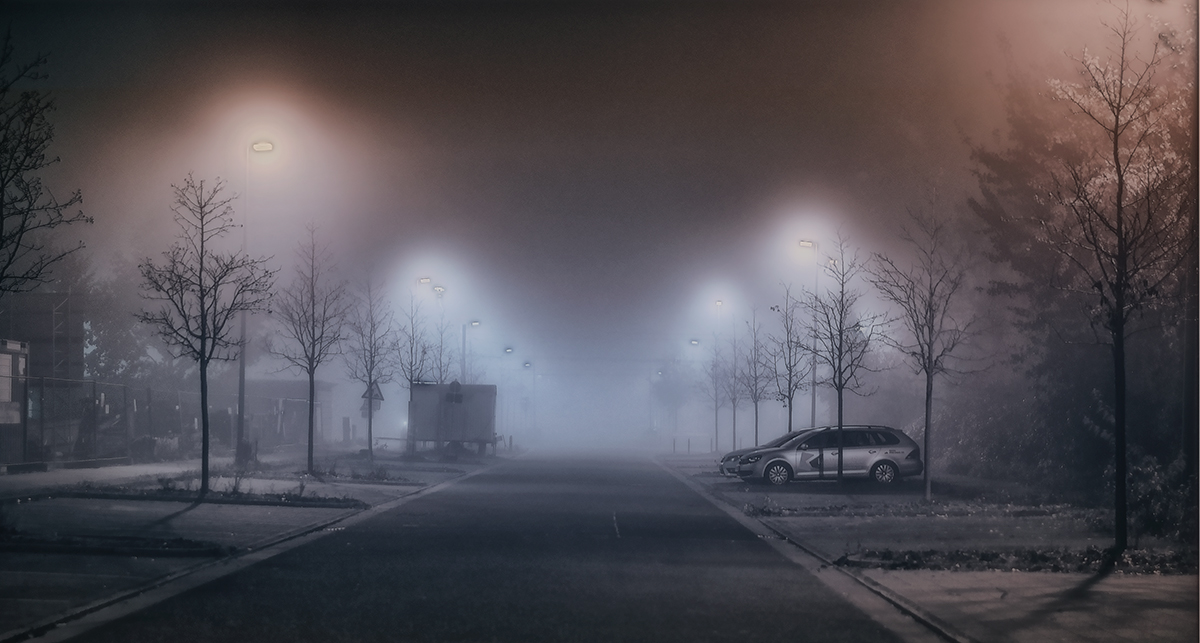 Straße im nächtlichem Nebel