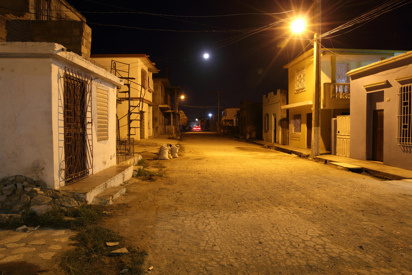 Strasse in Camgüey/Kuba bei Nacht 2