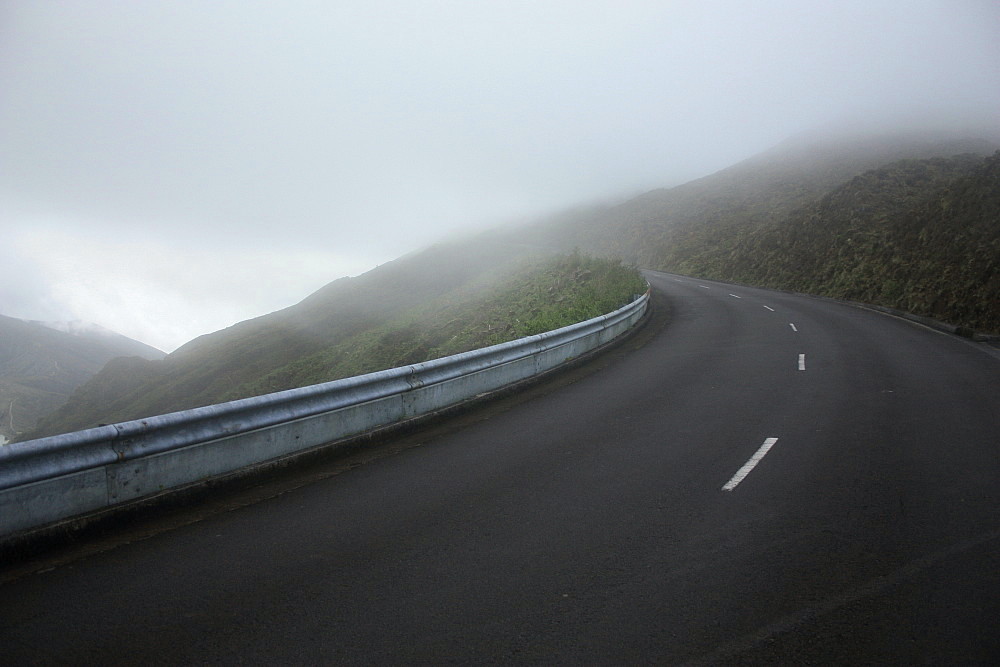 Straße in den Nebel